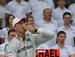 Michael Schumacher, da Mercedes, manda beijo durante foto oficial da equipe; GP Brasil será a despedida do alemão da F-1 Leia mais