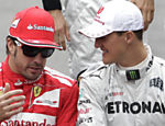 Fernando Alonso, da Ferrari, conversa com Michael Schumacher, da Mercedes, durante foto oficial em Interlagos Leia mais