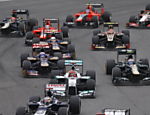 Carros passam pela primeira curva do GP Brasil