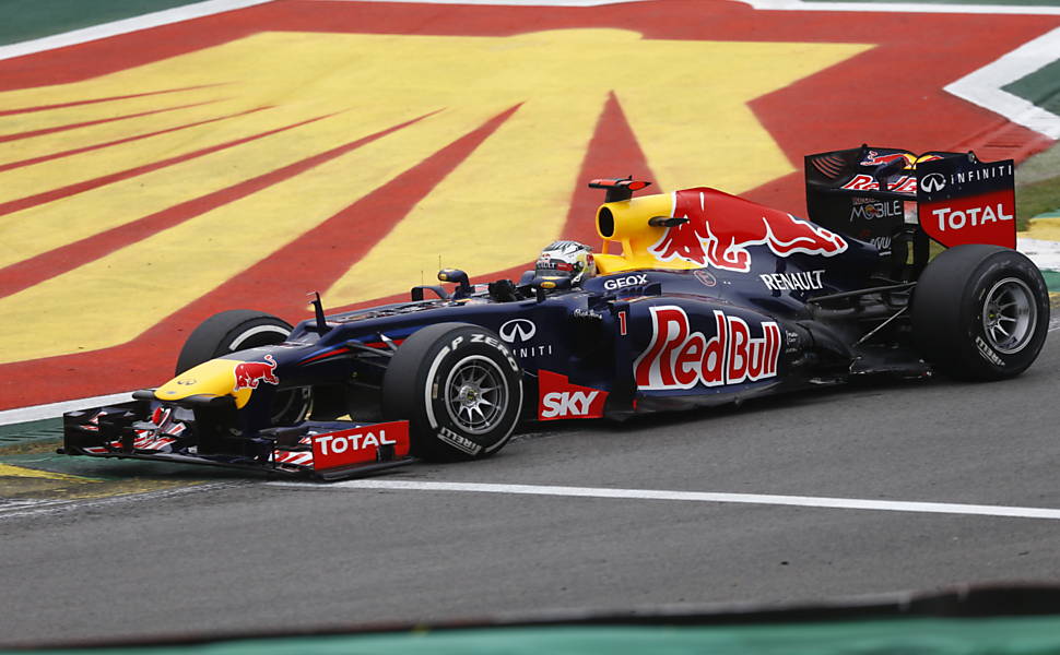 O piloto Sebastian Vettel, da Red Bull, que rodou ainda na primeira volta Leia mais