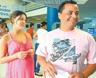 Casal Alex Sandro Silva e Soliene Santos vai usar o 13 o para pagar dvidas em atraso no balco da Boa Vista Servios