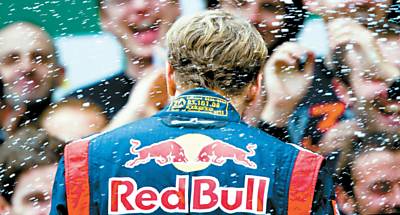 Alemo Sebastian Vettel celebra com Red Bull seu terceiro ttulo na categoria aps prova tensa em Interlagos, na qual terminou em sexto, mas foi beneficiado pela vitria de Button