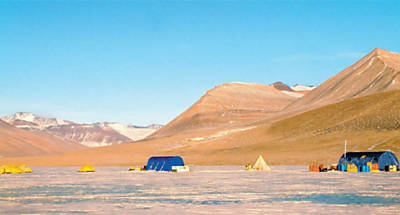 Lago Vida, corpo d'gua congelado em vale no interior da Antrtida