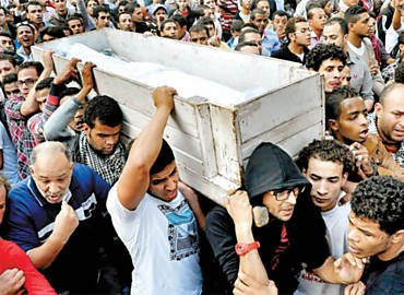 Corpo do ativista Gaber Salah, 16, que morreu no domingo depois de conflito com a polcia,  levado em procisso pelas ruas do Cairo, capital egpcia