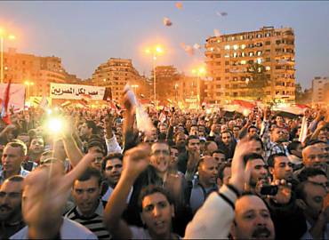 Manifestantes contrrios ao presidente do Egito, Mohamed Mursi, entoam slogans antigoverno na praa Tahrir (Cairo)