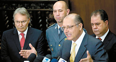 Alckmin com chefes da Polcia Cientfica, Celso Perioli ( esq.), da PM, Benedito Meira, e da Polcia Civil Luiz Blazeck ( dir.)