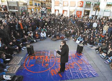 O professor de cincia poltica Juan Carlos Monedero d aula ao ar livre durante protesto em Madri contra a austeridade