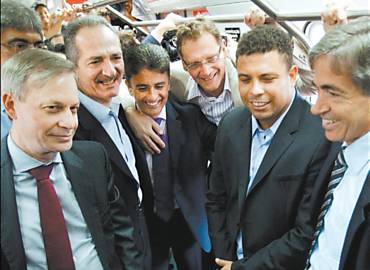 Jrme Valcke, secretrio-geral da Fifa, entre Bebeto e Ronaldo, no metr de So Paulo