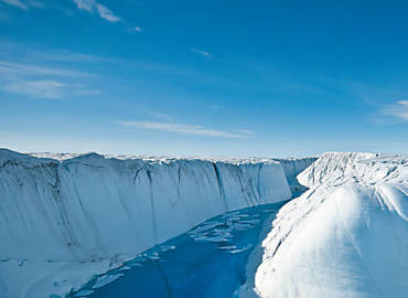 Canal aberto na camada de gelo da Groenlândia por causa de derretimento acelerado