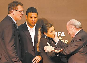 Sob o olhar de Valcke e Ronaldo, Blatter faz afago em Marta, finalista a melhor do mundo
