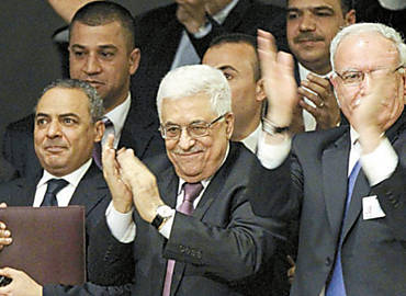 O líder palestin oMahmoud Abbas (centro) após a votação