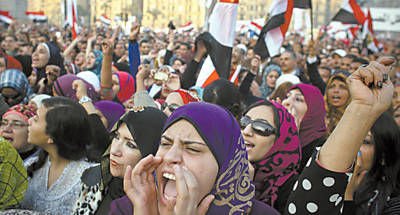 Mulheres gritam slogans contra presidente egpcio durante protesto no Cairo