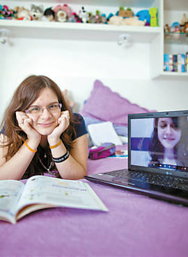 A aluna Ingrid Schmidt e a amiga Juliana (na tela) usam a internet para estudar juntas
