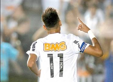 Neymar celebra um de seus gols na vitria na Vila Belmiro