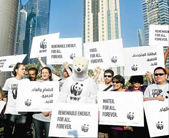 Manifestantes pedem ao de governantes contra a mudana climtica em Doha, no Qatar