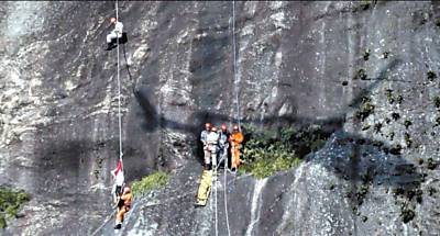 Bombeiros resgatam o alpinista Bruno da Silva Mendes, 32, que despencou ontem do Po de acar, no Rio, aps equipamento que usava ter problemas