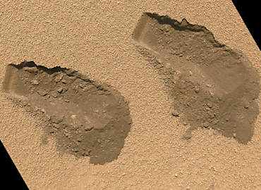 Trincheiras feitas no solo de Marte pelo jipe-rob Curiosity; sonda tem aparato sofisticado para analisar tais amostras