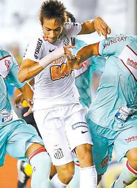 O atacante Neymar, do Santos, passa por rivais do Nutico