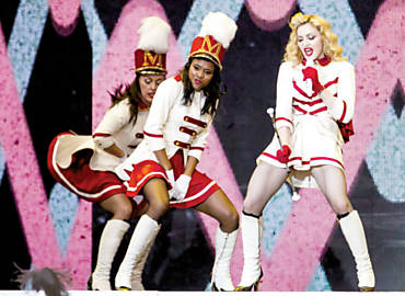 Madonna abrindo a turn "MDNA" em So Paulo, onde faria novo show, alm de Porto Alegre-RS, no sbado, dia 9