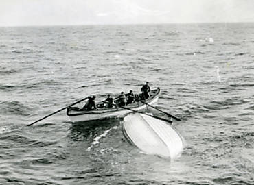 Botes do navio Carpathia durante resgate de sobreviventes do Titanic
