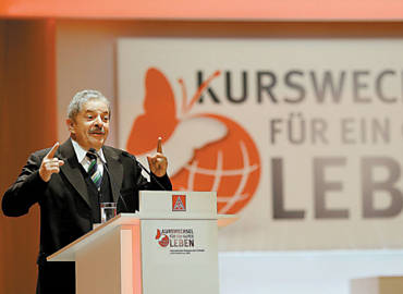 O ex-presidente Luiz Incio Lula da Silva discursa durante congresso de sindicalistas alemes realizado na Alemanha