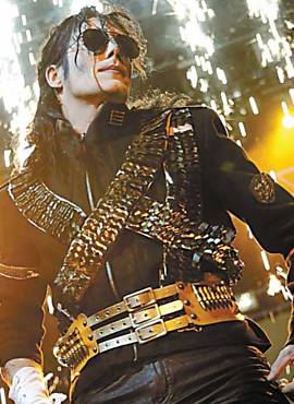 Cena de "Forever King of Pop", musical em que trs atores encarnam Michael Jackson