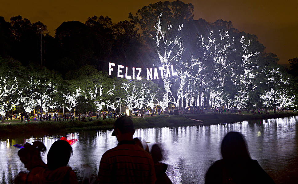 Público observa iluminação de Natal do lago do parque do Ibirapuera Leia mais