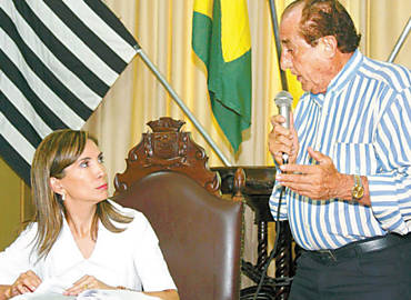A prefeita Drcy Vera e Walter Alves de Oliveira, do Creci, ontem no Palcio Rio Branco