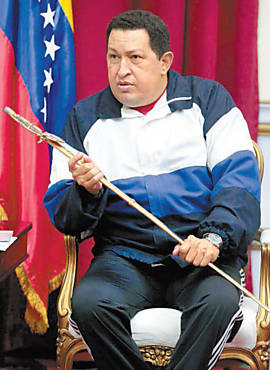 Chvez segura espada do heri venezuelano Simn Bolvar