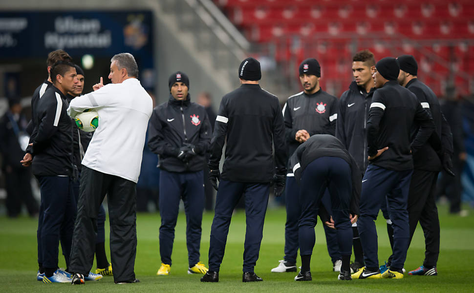 Tite conversa com os jogadores do Corinthians antes do início do treino