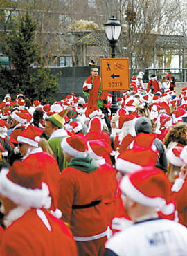 Pessoas vestidas de Papai Noel durante o evento anual SantaCon, em Nova York