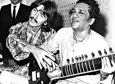 Em Los Angeles, George Harrison apresenta Ravi Shankar como seu professor de ctara
