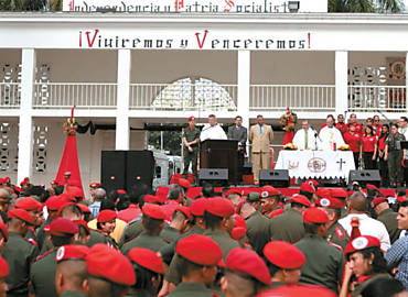 Guarda de Honra da Presidncia venezuelana participa de missa pela recuperao de Chvez na sede do governo, o Palcio Miraflores, em Caracas