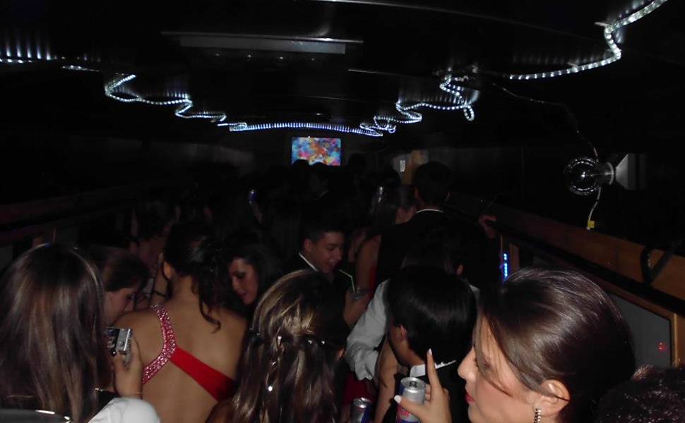 SP: Balada em ônibus conta com DJ, sofá, bebidas e jantar 1 219726 970x600 1