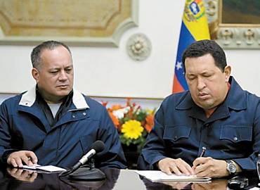 Chvez assina documentos ao lado de Diosdado Cabello (esq.) no dia 8, antes de ir a Cuba