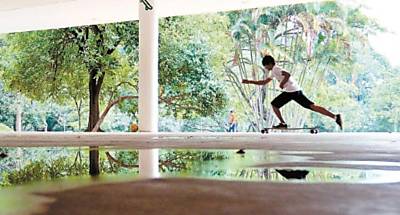Garoto anda de skate na marquise do parque Ibirapuera, que reabre hoje ao pblico