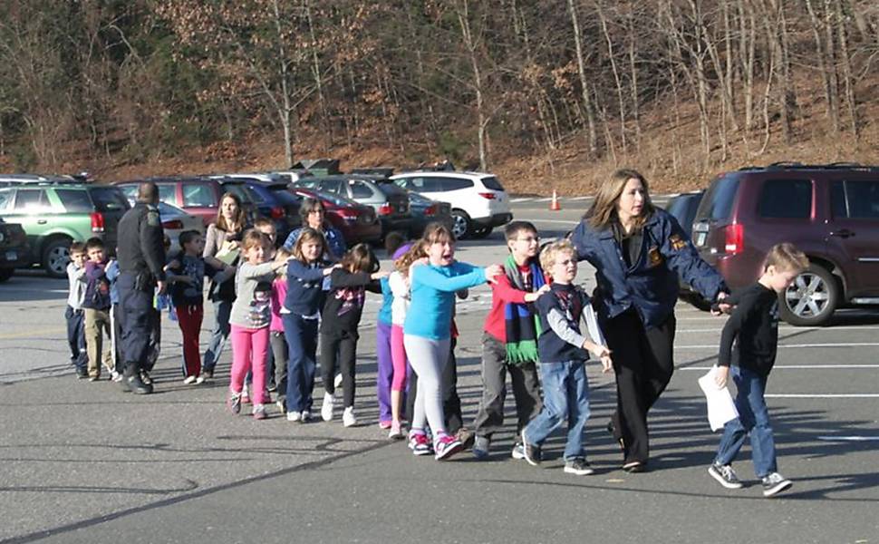 Atirador invade escola nos EUA