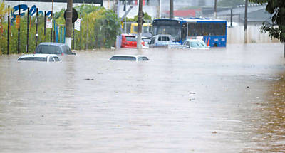 Alagamento em avenida em Guarulhos, uma das cidades da Grande SP afetadas pela forte chuva de ontem; Defesa Civil alerta para risco de desastres