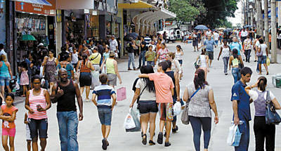 Consumidores fazem compras para as festas de fim de ano em lojas do calado de Ribeiro Preto na ltima sexta-feira