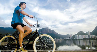 Luís Henrique de Oliveira, 49, que perdeu 12 kg em um mês, se exercita na zona sul do Rio