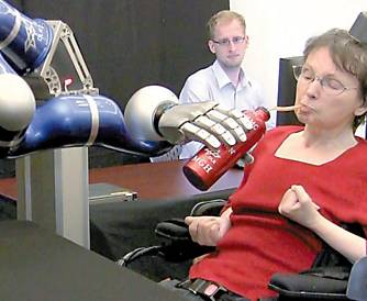 Em experimento anterior, tetraplgica Cathy Hutchinson tomou at suco usando a prtese