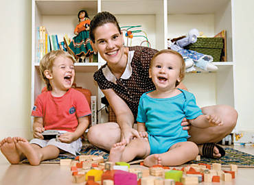 A designer Anne Rammi, 32, com os filhos Joaquim (de vermelho) e Tomas; ela, que tem um site sobrematernidade, acha que a indstria de brinquedos est "parada no tempo"