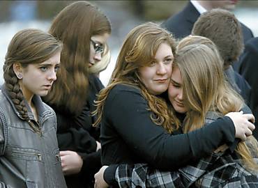 Familiares e amigos participam do funeral de Noah Pozner, 6, uma das vtimas do massacre de sexta-feira a ser enterrada em Newtown, Connecticut