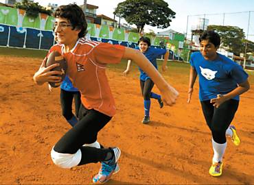 Sem equipamentos, garotos jogam futebol americano em escola em So Caetano do Sul (SP)