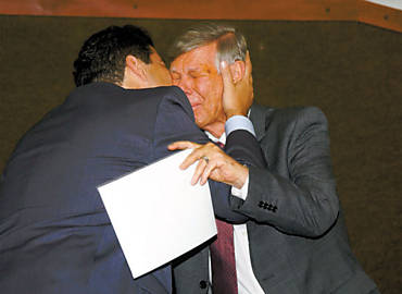 O ex-prefeito Welson Gasparini chora na diplomao do filho Maurcio, eleito vereador