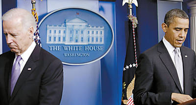 O presidente Barack Obama (dir.), acompanhado do vice Joe Biden, explica deciso aos jornalistas na Casa Branca
