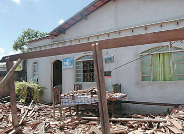 Casa que sofreu estragos aps abalos ssmicos em Montes Claros, no norte de Minas