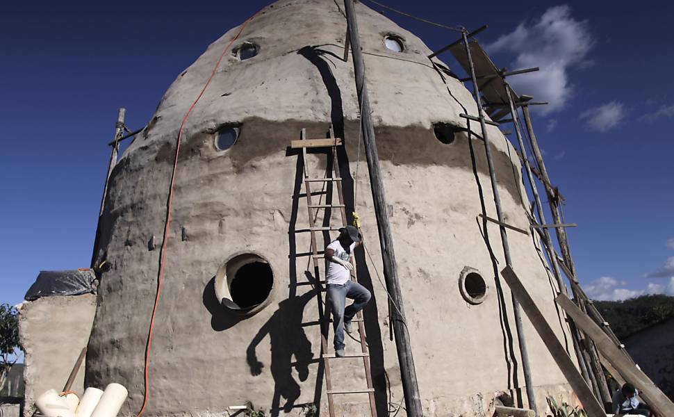 Trabalhador na construção de casa em forma de nave espacial  projetada pelo médico Augusto Vinholis, na cidade de Alto Paraíso, Goiás