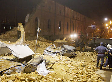Carros foram destrudos por muro que caiu no centro de Sorocaba (SP) na noite de ontem; sete pessoas morreram