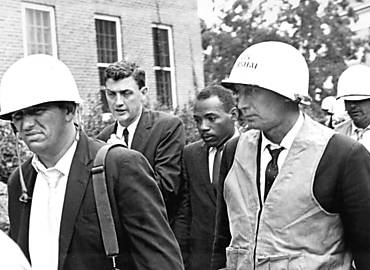 James Meredith, primeiro aluno negro da Universidade de Mississippi, é escoltado por policiais em seu 1º dia de aula